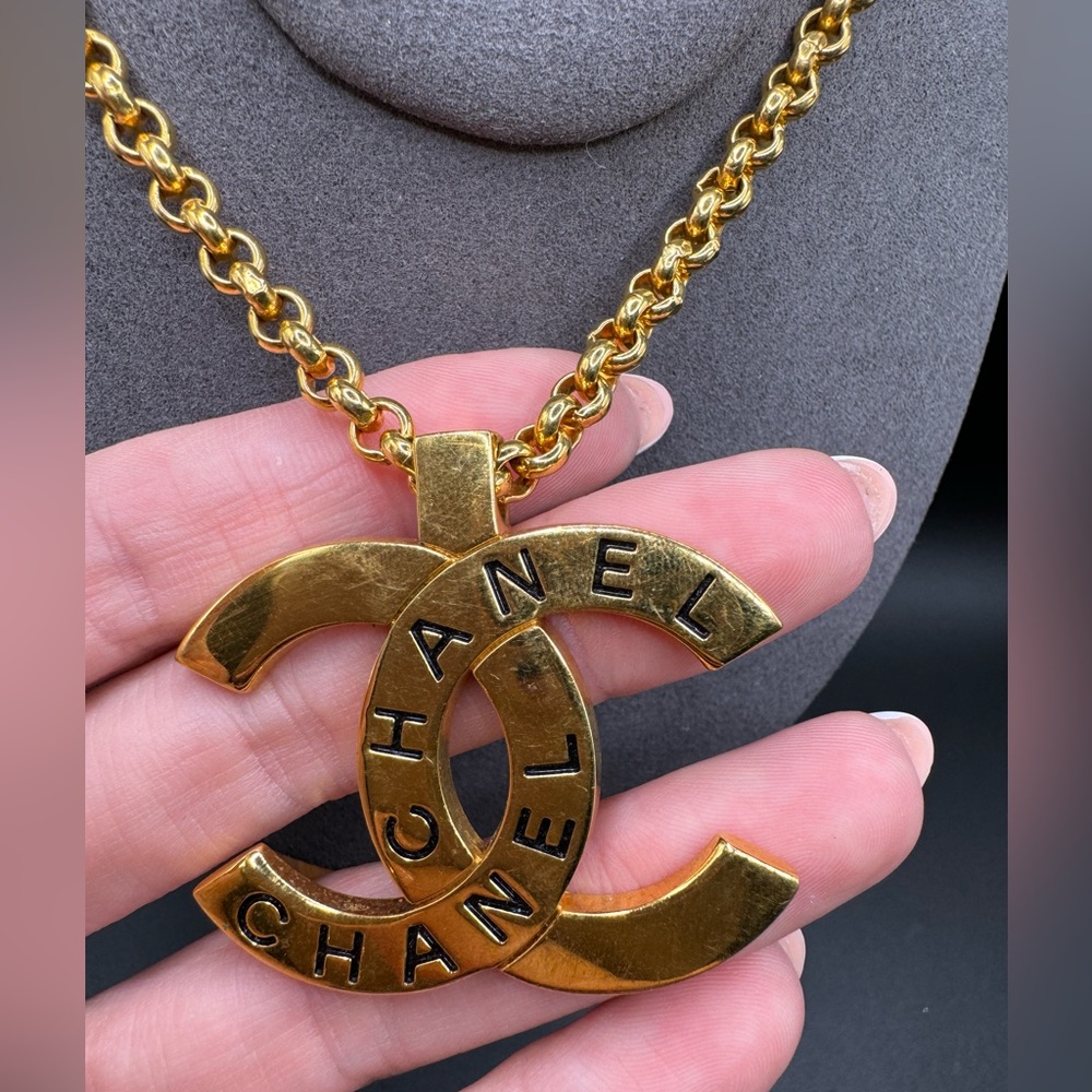 24K gold plated Chanel vintage pendant necklace with the large CC charm - Picture 3 of 8